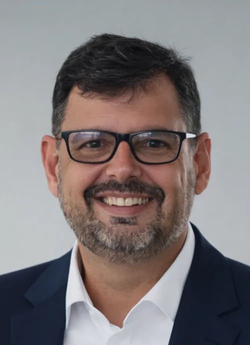 Dr. Stênio Fernando Pimentel Duarte - CEO e Fundador da Vixio, de óculos, camisa branca e paletó azul-marinho, sorrindo.